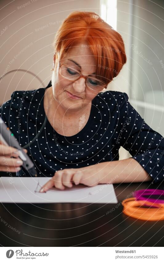 Ältere Frau zeichnet mit 3D-Stift Stifte weiblich Frauen dreidimensional 3-D 3-d 3D-Drucker 3D Drucker zeichnen Zeichnung Erwachsener erwachsen Mensch Menschen
