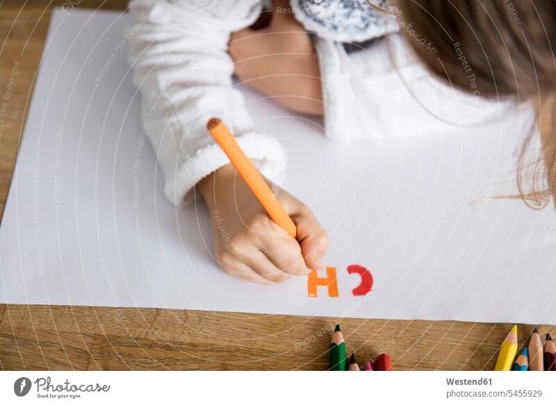 Mädchen schreibt Briefe auf Papier mit Farbstift Papiere weiblich Buchstabe Buchstaben schreiben aufschreiben notieren schreibend Schrift Buntstift Buntstifte
