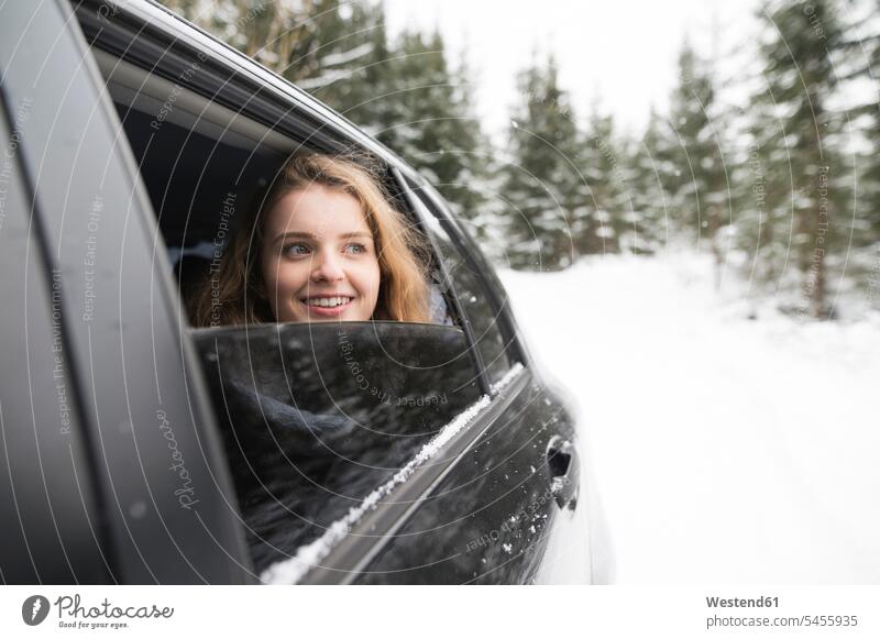 Junge Frau schaut aus einem Autofenster in einer Winterlandschaft Portrait Porträts Portraits Autoscheiben weiblich Frauen Erwachsener erwachsen Mensch Menschen