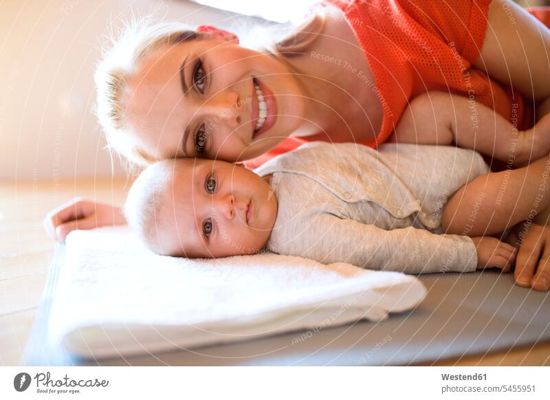 Porträt einer glücklichen Mutter mit Baby zu Hause Mami Mutti Mütter Mama lächeln Babies Babys Säuglinge Kind Kinder Glück glücklich sein glücklichsein Eltern