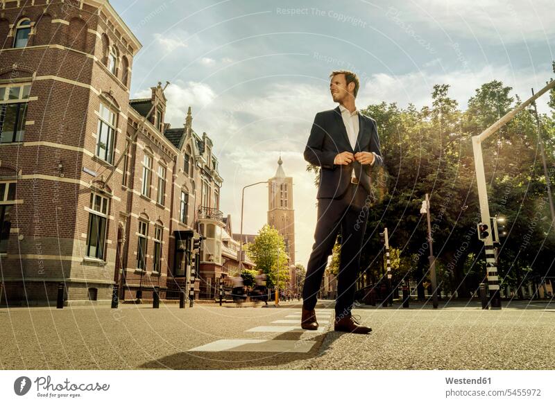 Niederlande, Venlo, Geschäftsmann auf der Straße stehend steht Stadt staedtisch städtisch Businessmann Businessmänner Geschäftsmänner Strassen Straßen