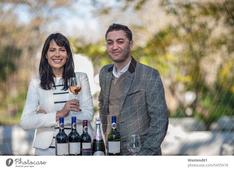 Lächelnder Mann und Frau mit Weinsortiment Weinprobe Weinproben Fachverkäufer Verkäufer Marketing Weingut Weingüter Weingueter verkaufen Weinglas Weingläser