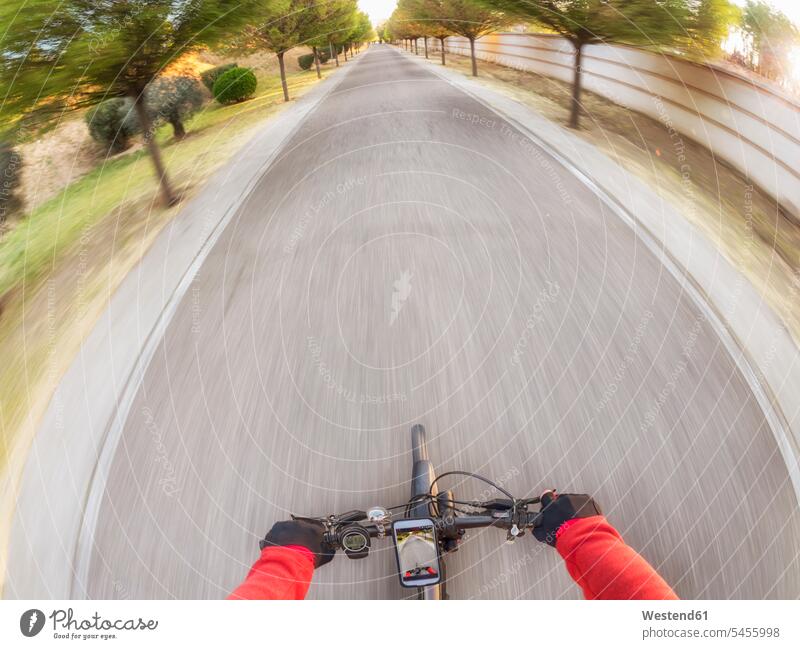 Persönliche Perspektive eines Radfahrers auf einer Straße Spanien Fahrt Lenker Fahrradlenker Digitalisierung Herausforderung herausfordern Herausforderungen