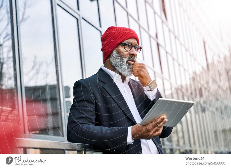Älterer Geschäftsmann benutzt digitales Tablet auf der Straße nachdenken überlegen Tablet Computer Tablet-PC Tablet PC iPad Tablet-Computer Businessmann