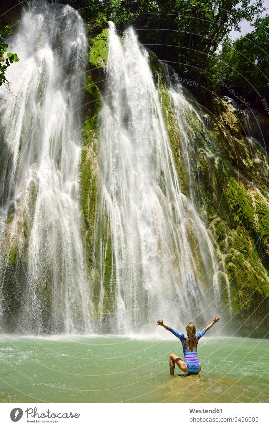 Dominikanische Republik, Samana, Frau bewundert riesigen Wasserfall glücklich Glück glücklich sein glücklichsein weiblich Frauen Wasserfälle Wasserfaelle