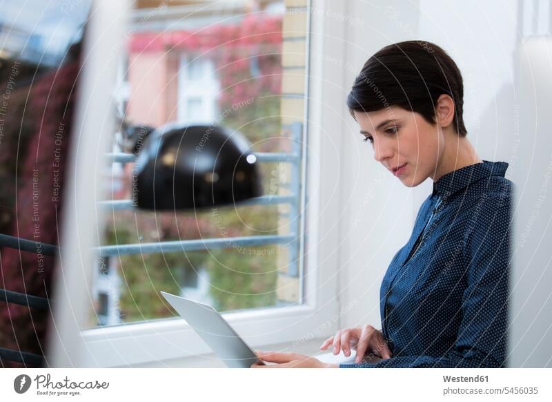 Frau benutzt Tablett im Büro weiblich Frauen Geschäftsfrau Geschäftsfrauen Businesswomen Businessfrauen Businesswoman Tablet Computer Tablet-PC Tablet PC iPad