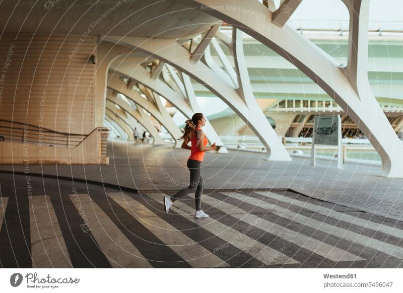 Spanien, Valencia, Frau läuft in Ciudad de las Artes y de Las Ciencias laufen rennen weiblich Frauen Sportlerin Sportlerinnen Joggen Jogging Erwachsener