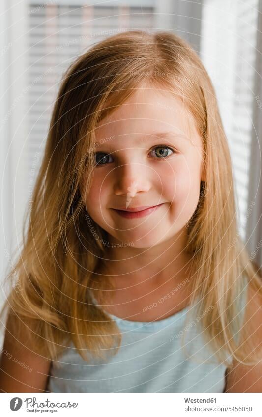 Porträt eines blonden kleinen Mädchens weiblich Portrait Porträts Portraits Kind Kinder Kids Mensch Menschen Leute People Personen freundlich nett lächeln