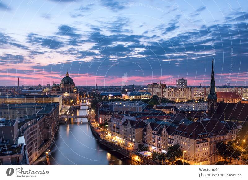 Deutschland, Berlin, erhöhte Stadtansicht in der Morgendämmerung Morgenrot Morgenroete Morgenröte Kathedrale Kathedralen Sehenswürdigkeit Sehenwürdigkeiten