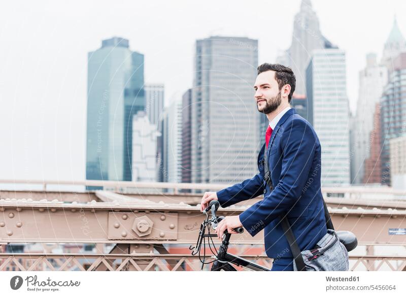 USA, New York City, Geschäftsmann mit Fahrrad auf der Brooklyn Bridge New York State Brücke Bruecken Brücken Bikes Fahrräder Räder Rad Businessmann