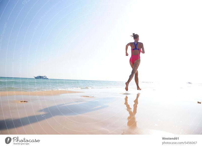 Ägypten, Soma Bay, Frau rennt am Strand Beach Straende Strände Beaches weiblich Frauen laufen rennen Erwachsener erwachsen Mensch Menschen Leute People Personen