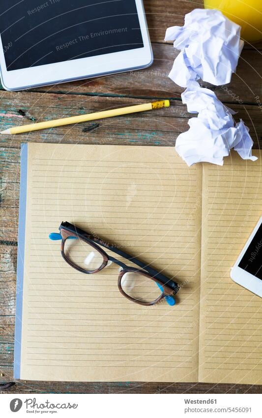 Notizblock, Brille, Tablett, Bleistift, Handy und zerknülltes Papier Schreibtisch Arbeitszimmer Komfort Eingebung Erreichbarkeit Lifestyle Drahtlose Technologie