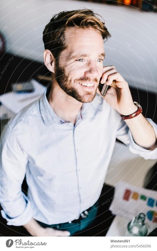 Porträt eines lächelnden Geschäftsmannes am Telefon telefonieren anrufen Anruf telephonieren Businessmann Businessmänner Geschäftsmänner Architekt Architekten