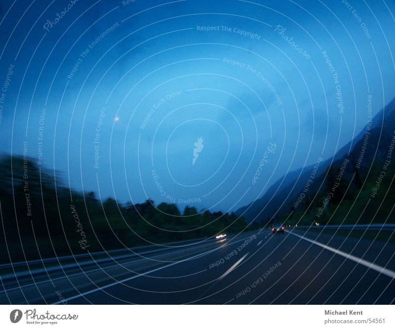 Autobahn Abendstimmung fahren Geschwindigkeit Dämmerung Schweiz Wolken Gegenverkehr blau Abenddämmerung Straße Regen bewegung. fahrbahn tempo.