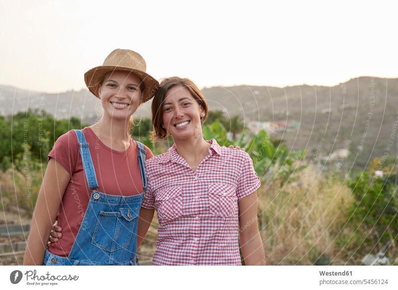Porträt von zwei glücklichen Jungbauern Freundinnen Portrait Porträts Portraits Freunde Freundschaft Kameradschaft Bäuerin Baeuerin Bäuerinnen Landwirtinnen