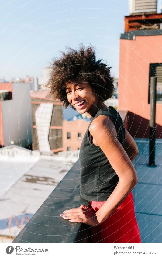Entspannte Frau steht auf einem Dach in Brooklyn weiblich Frauen Hausdach Daecher Dächer stehen stehend Freude freuen attraktiv schoen gut aussehend schön