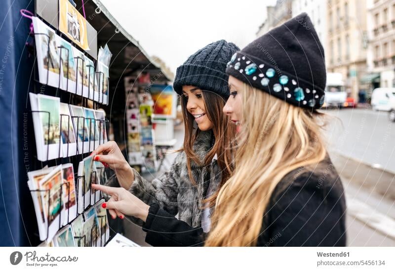 Frankreich, Paris, zwei Freunde auf der Suche nach Postkarten Karte Karten Freundinnen Nachrichten Freundschaft Kameradschaft Touristin Frau weiblich Frauen