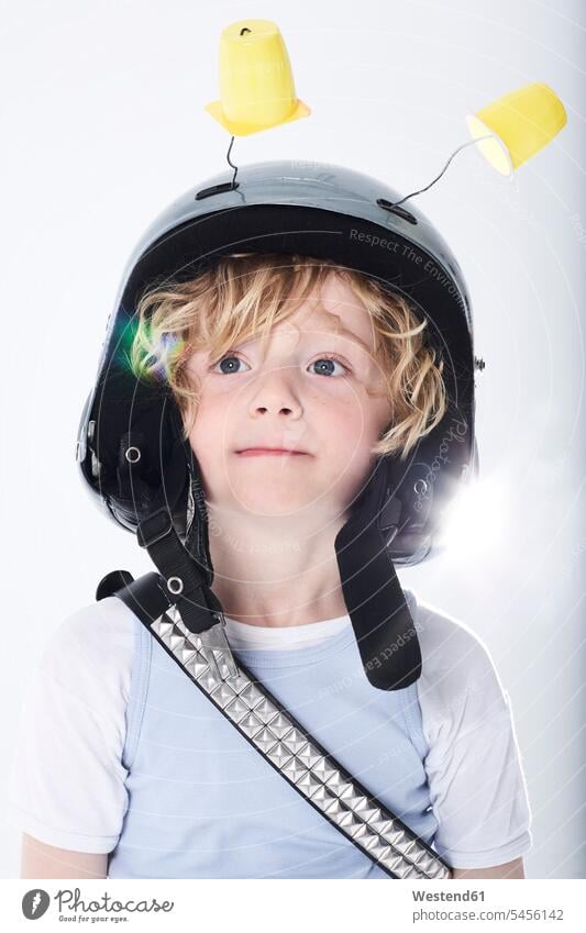 Porträt eines als Raumfahrer verkleideten Jungen Buben Knabe Knaben männlich Helm Helme Astronaut Astronauten spielen Kind Kinder Kids Mensch Menschen Leute