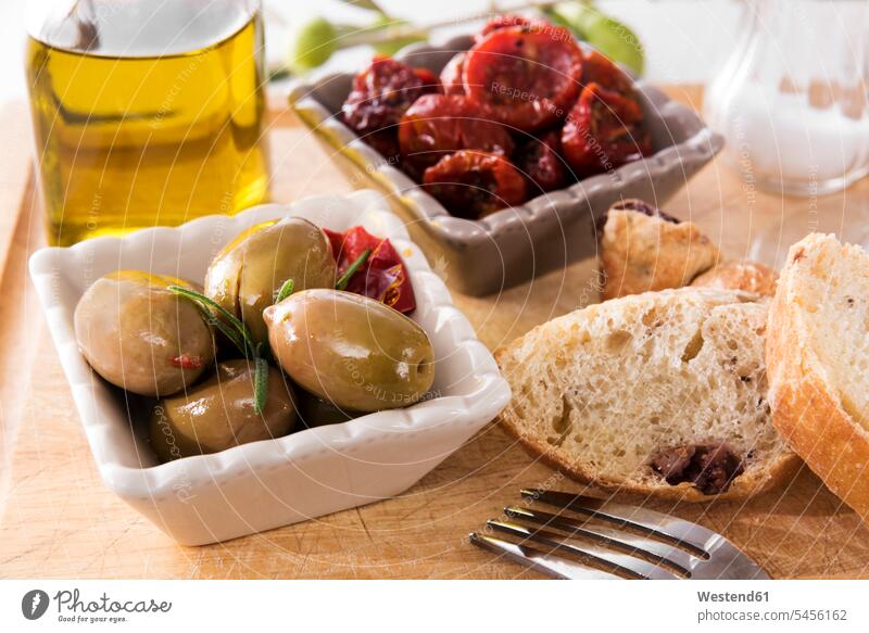 antipasti, eingelegte Oliven, eingelegte Probiertomaten, Olivenbrot, Olivenöl und Salz Food and Drink Lebensmittel Essen und Trinken Nahrungsmittel Snack Imbiss