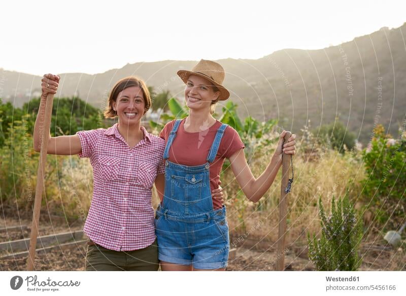 Porträt von zwei glücklichen Bauern mit Schaufeln Portrait Porträts Portraits Freunde Freundschaft Kameradschaft Bäuerin Baeuerin Bäuerinnen Landwirtinnen