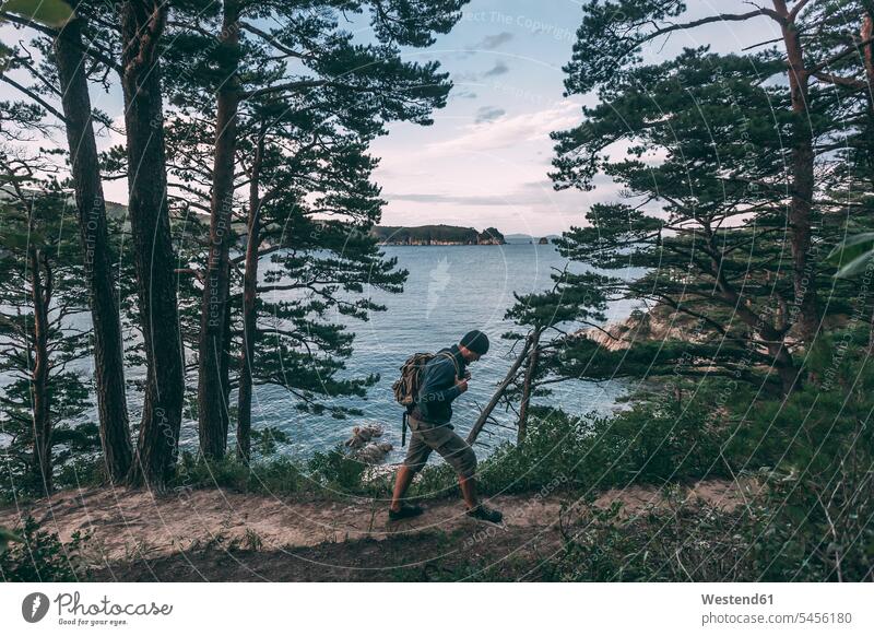 Russland, Ferner Osten, Chasanskiy, Japanisches Meer, Menschenwanderung in der Telyakovsky-Bucht Meere wandern Wanderung Mann Männer männlich Wanderer Gewässer