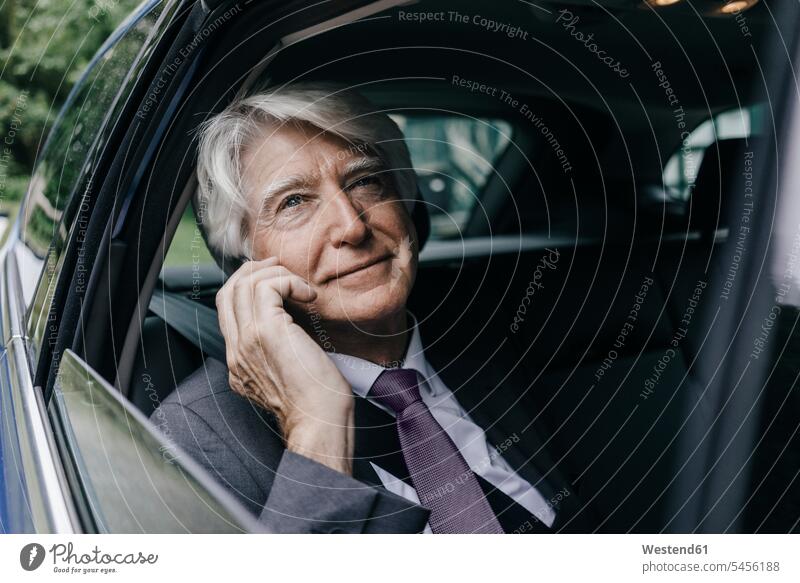 Porträt eines nachdenklichen Senior-Geschäftsmannes, der durch ein Autofenster schaut Businessmann Businessmänner Geschäftsmänner Wagen PKWs Automobil Autos