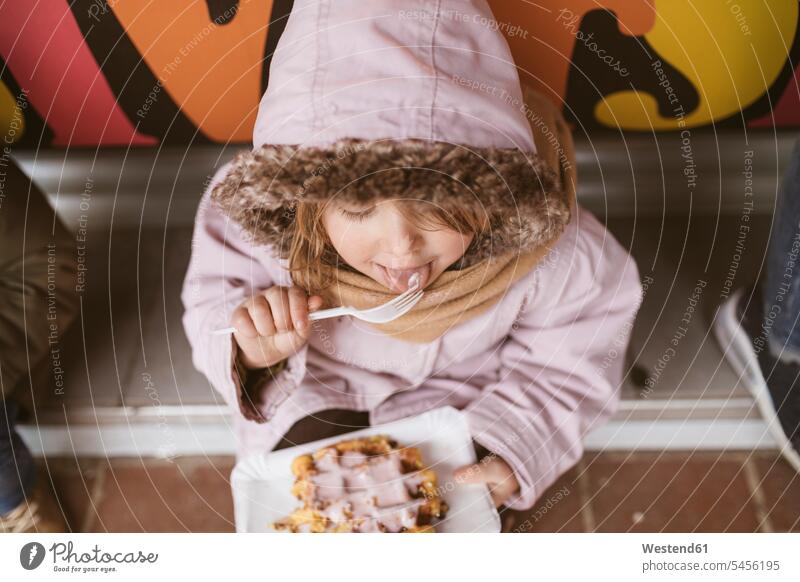 Belgien, kleines Mädchen isst im Winter belgische Waffel im Freien Belgische Waffeln gaufre weiblich winterlich Winterzeit essen essend Süßspeise Süsses Süßes