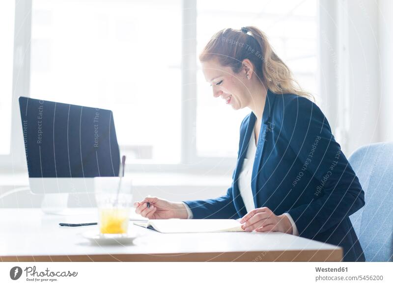 Geschäftsfrau, die am Schreibtisch in ihrem Büro arbeitet Geschäftsfrauen Businesswomen Businessfrauen Businesswoman sitzen sitzend sitzt Computer Rechner