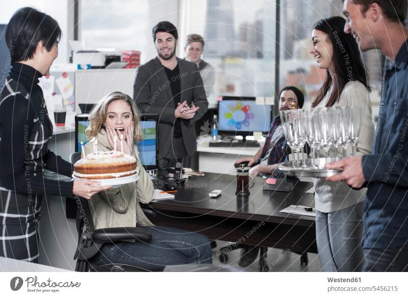 Überraschung im Geburtstagsbüro mit Kuchen und Kerzen feiern Kollegen Arbeitskollegen glücklich Glück glücklich sein glücklichsein Geburtstagsfeiern Geburtstage