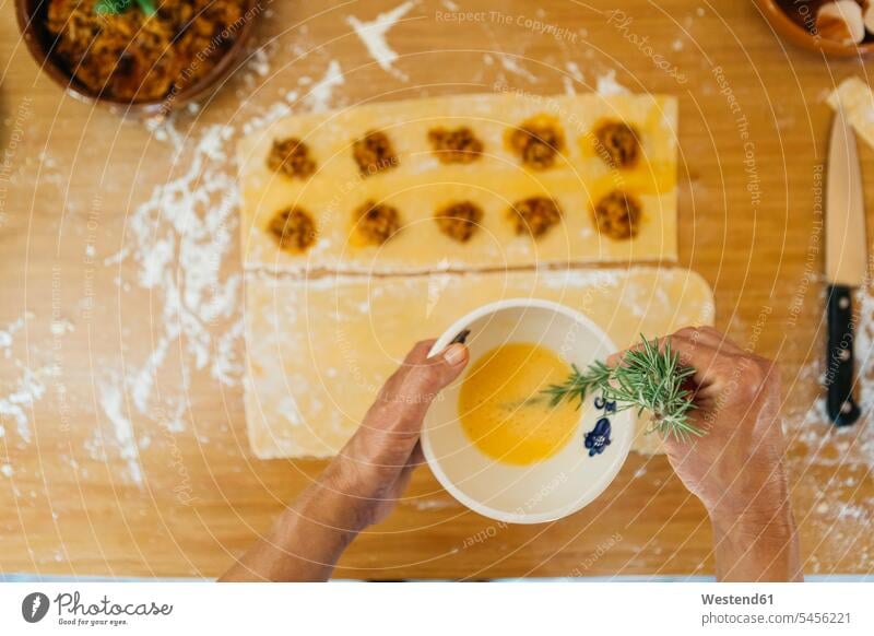 Frau bereitet frische Ravioli zu, Teilansicht Hand Hände Mensch Menschen Leute People Personen halten weiblich Frauen Hobbykoch zubereiten kochen