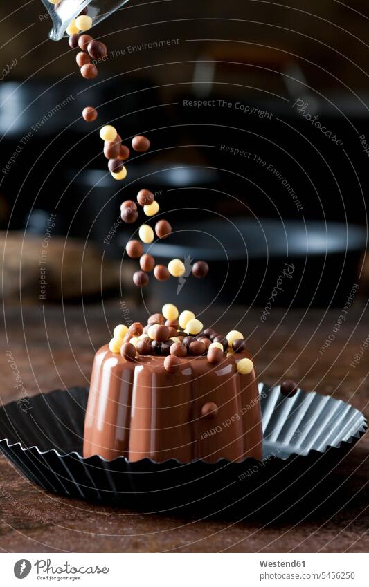 Schokoladenpudding mit Niemand Nachtisch zubereitet Textfreiraum weiße Schokolade servierfertig angerichtet Schokoladenkugel Schokoladenkugeln