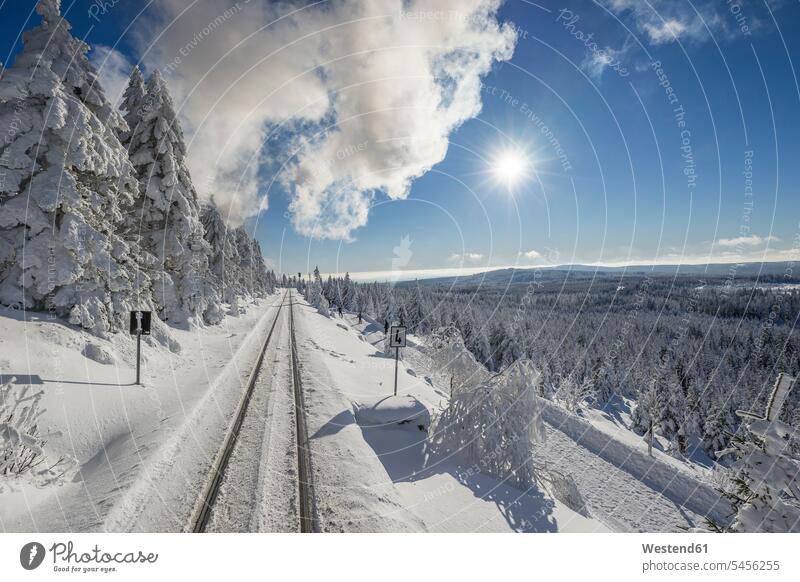Deutschland, Sachsen-Anhalt, Nationalpark Harz, Brocken, Gleise der Harzer Schmalspurbahn im Winter gegen die Sonne Nationalparks ländliches Motiv
