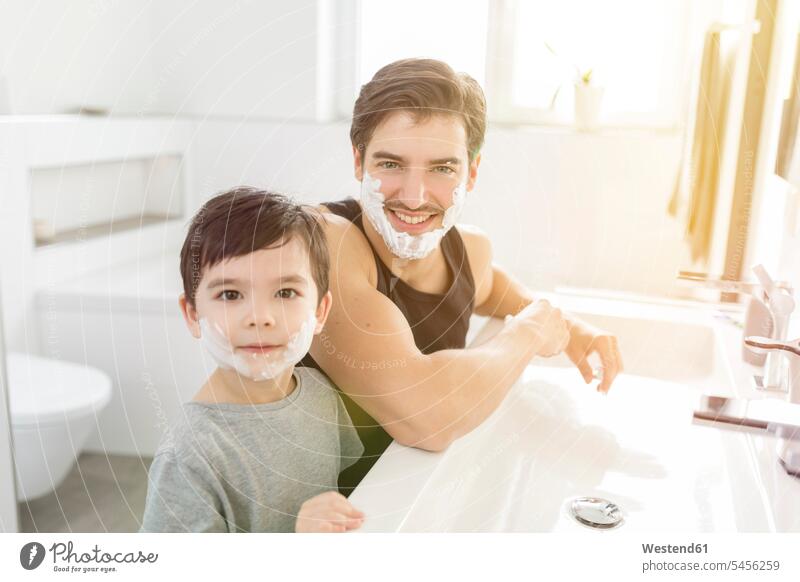 Porträt von Vater und Sohn mit Rasierschaum im Gesicht Söhne anwenden auftragen lächeln Spaß Spass Späße spassig Spässe spaßig Papas Väter Vati Vatis Papis Kind