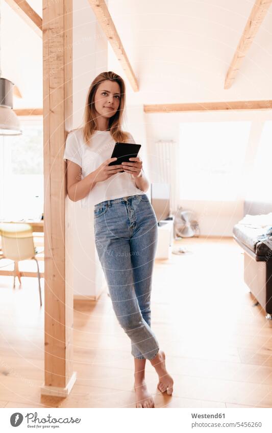 Junge Frau zu Hause mit digitalem Tablett weiblich Frauen Gemütlich Wohlfühlen behaglich Gemütlichkeit Zuhause daheim Tablet Computer Tablet-PC Tablet PC iPad