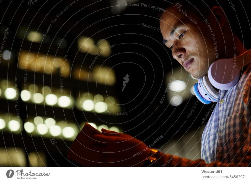 Porträt eines jungen Mannes in der Stadt mit Tablette bei Nacht Tablet Computer Tablet-PC Tablet PC iPad Tablet-Computer benutzen benützen nachts Männer
