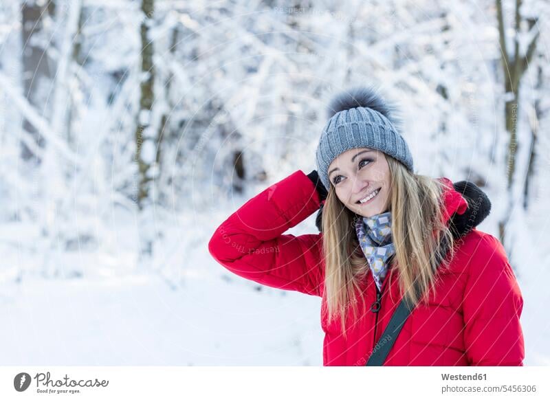 Porträt einer lächelnden jungen Frau in schneebedeckter Natur weiblich Frauen Portrait Porträts Portraits Schnee Erwachsener erwachsen Mensch Menschen Leute