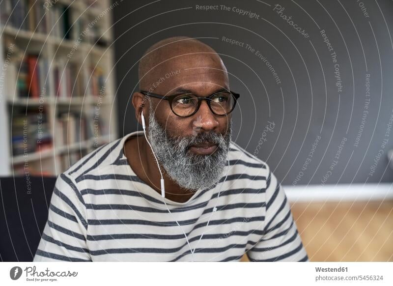 Porträt eines mit Kopfhörern zuhörenden Naturmenschen Zuhause zu Hause daheim Musik Mann Männer männlich Kopfhoerer lernen aufgeschlossen Aufgeschlossenheit