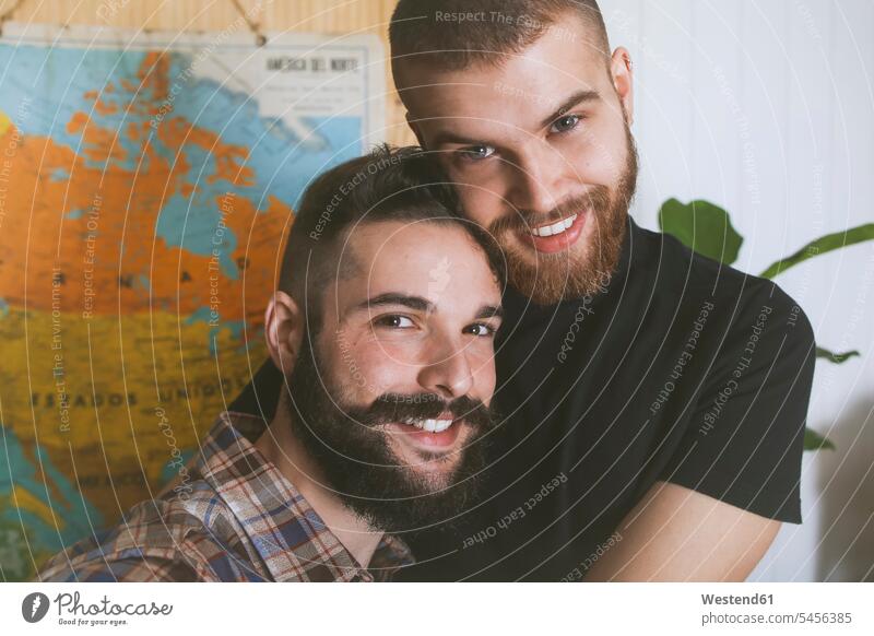 Porträt eines glücklichen schwulen Paares Portrait Porträts Portraits Homosexueller Mann Homosexuelle Maenner Schwuler Homosexuelle Männer Pärchen Partnerschaft
