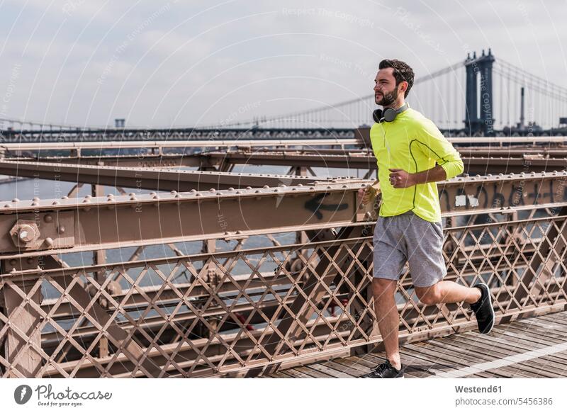 USA, New York City, Mann läuft auf der Brooklyn Brige laufen rennen Brücke Bruecken Brücken Joggen Jogging Männer männlich Fitness fit Gesundheit gesund Sport
