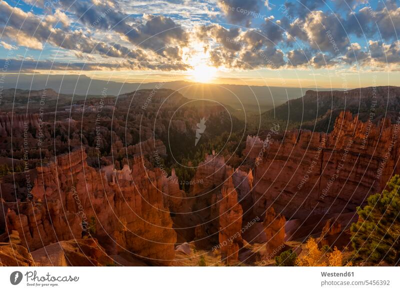 USA, Utah, Bryce Canyon National Park, Hoodoos im Amphitheater, vom Rim Trail bei Sonnenaufgang aus gesehen Nationalpark Nationalparks Bryce-Canyon