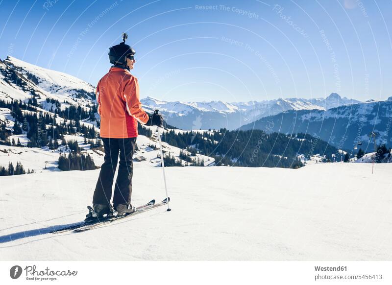 Österreich, Damuels, Skifahrer mit Action-Cam in Winterlandschaft skifahren schi fahren schifahren ski fahren Frau weiblich Frauen Senioren alte ältere