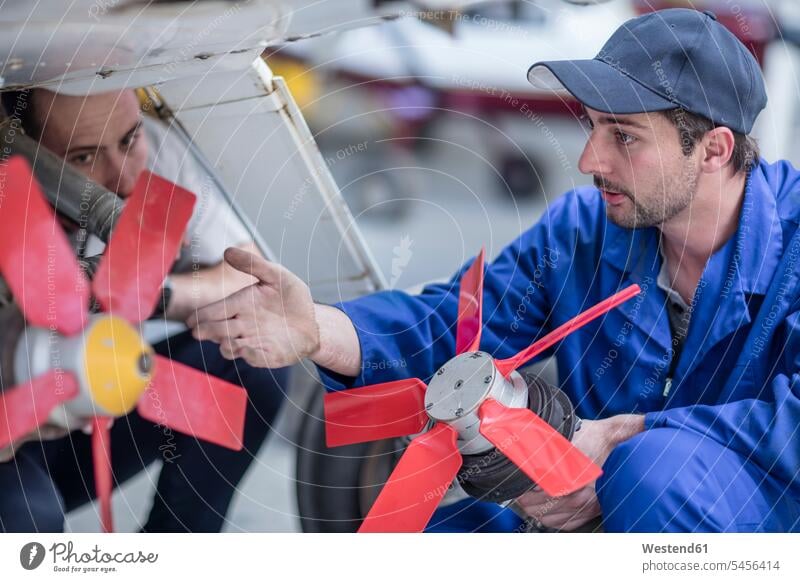 Mechaniker im Hangar bei der Reparatur von Leichtflugzeugen Flugzeug Flieger Flugzeuge Monteur reparieren arbeiten Arbeit Verkehrswesen Transportwesen Industrie
