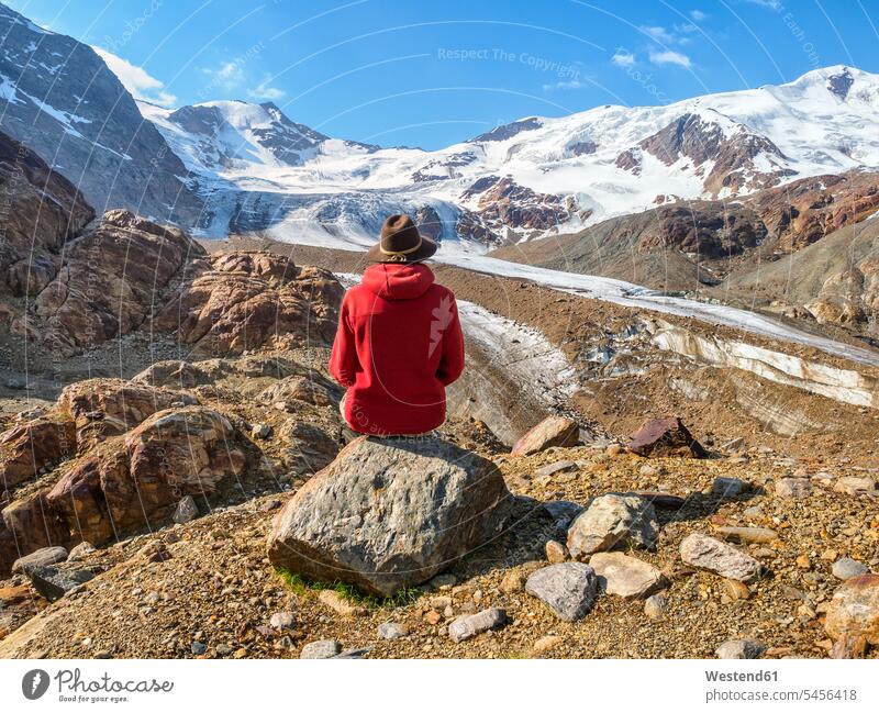 Italien, Lombardei, Cevedale Vioz Bergkamm, Wanderer rastet am Forni-Gletscher Nationalpark Nationalparks erholen erholend Nationalpark Stilfser Joch