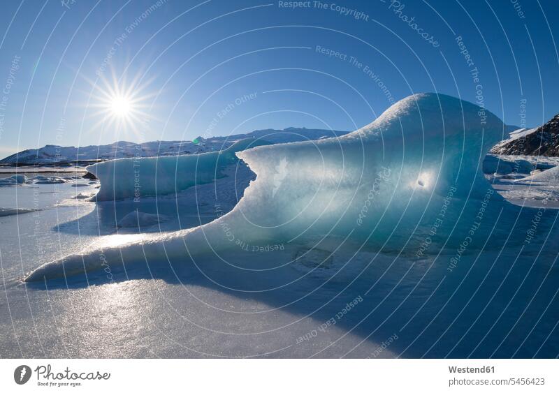 Island, kleiner Eisberg auf einem Gletscher Sonnenstrahl Sonnenstrahlen Reise Travel Himmel Landschaft Landschaften Landschaftsaufnahme Landschaftsfotografie
