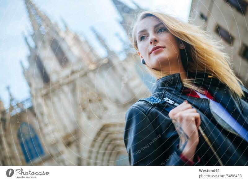 Spanien, Barcelona, Porträt einer jungen Frau mit Kathedrale im Hintergrund Portrait Porträts Portraits weiblich Frauen Erwachsener erwachsen Mensch Menschen
