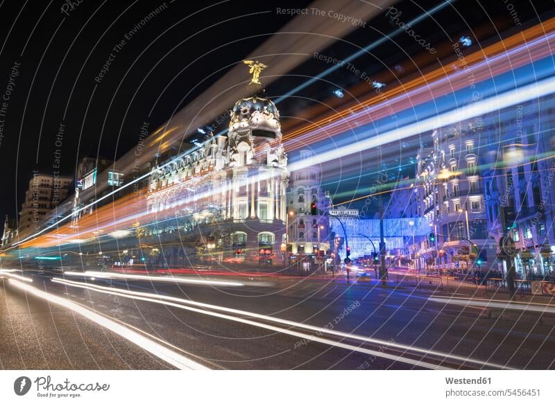 Spanien, Madrid, Gran Via-Straße mit nächtlichen Verkehrsampeln beleuchtet Beleuchtung Illumination illuminiert Illuminierung Langzeitbelichtung Straßenverkehr