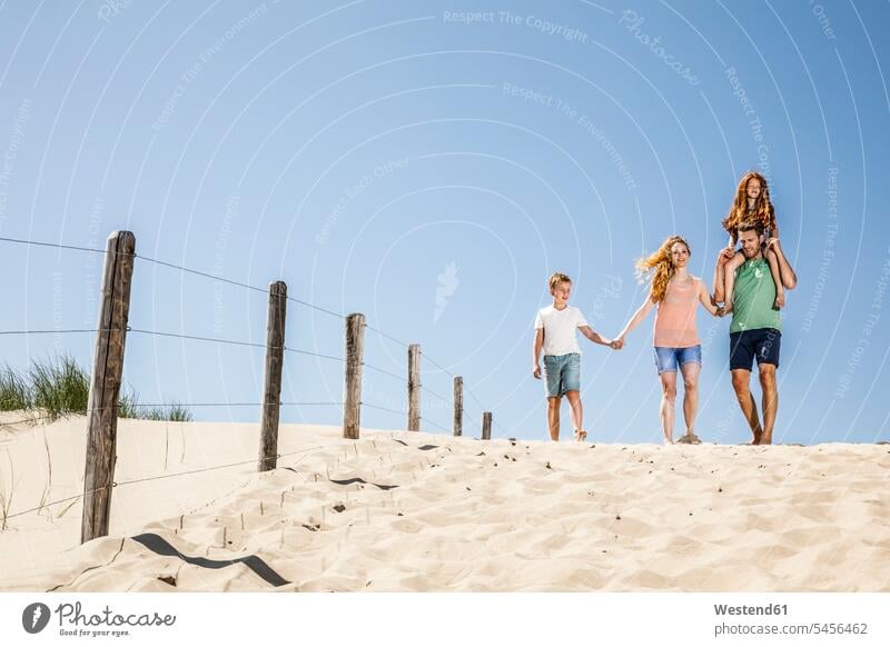 Niederlande, Zandvoort, glückliche Familie beim Strandspaziergang Familien Glück glücklich sein glücklichsein Beach Straende Strände Beaches lächeln Spaß Spass