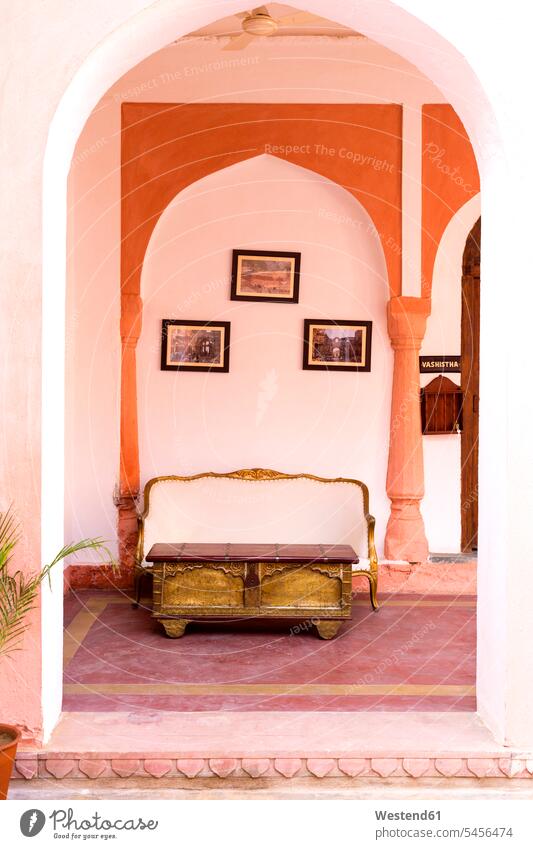 Indien, Rajasthan, Alwar, Heritage Hotel Ram Bihari Palace, Sofa und alter Tisch Truhe Durchgang Außenaufnahme draußen im Freien Niemand Rambihari Palace Hotels