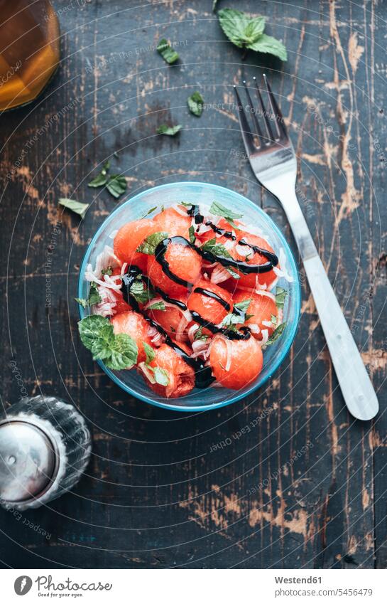 Wassermelonensalat mit Eschkalotte, Minze, Olivenöl und Balsamico in Schüssel Schalen Schälchen Schüsseln Gesunde Ernährung Ernaehrung Gesunde Ernaehrung