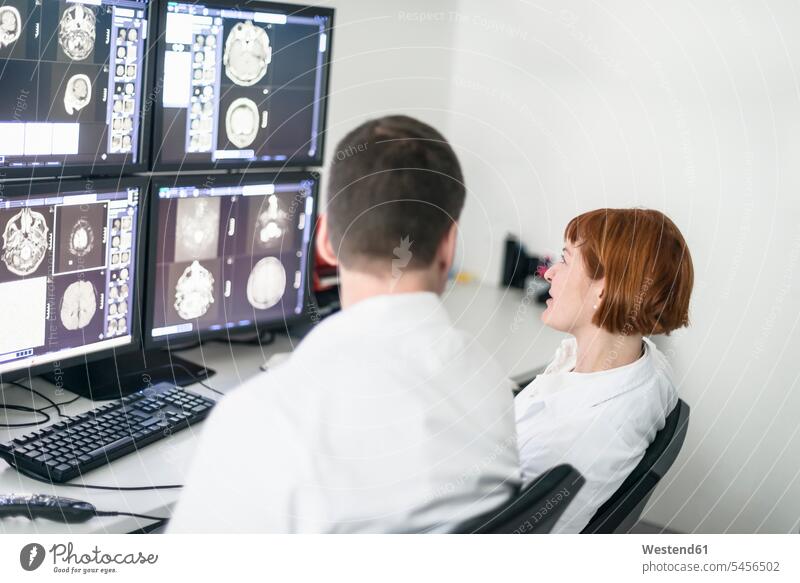 Zwei Ärzte diskutieren über Röntgenbilder am Computerbildschirm Kollegen Arbeitskollegen besprechen Besprechung Arzt Doktoren Roentgenbild Roentgenbilder